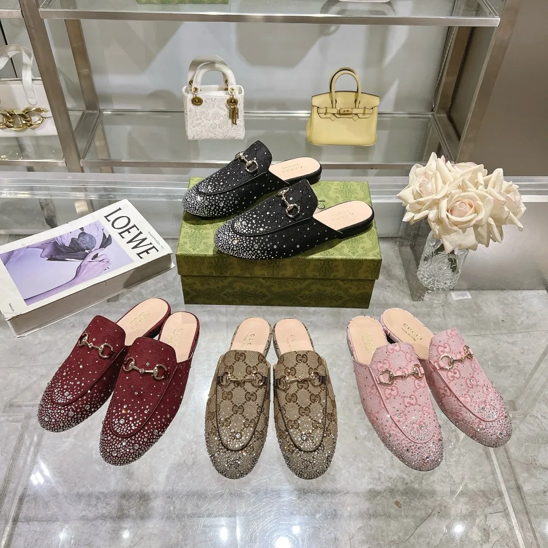 👟👟Ex-factory price 560👟👟 1819-1 Black G diamond (35-41) (40/41 custom-made) As an outstanding representative of Gucci’s design heritage, the Jordaan series of loafers with horsebit buckles vividly highlight the classic and elegant style. Crafted from the brand's signature monogram canvas, this shoe is timeless. Made from soft material and with a refined, smooth silhouette, these shoes are a perfect expression of everyday elegance. Black GG Canvas Women Light Gold Tone Hardware Horsebit Faceted Crystal Detail Leather Sole Flat